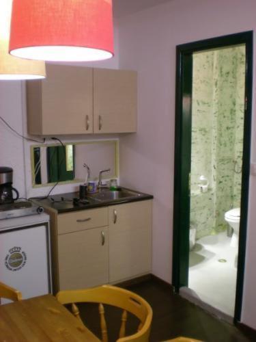 Adonis Guesthouse Batsi  Quarto foto